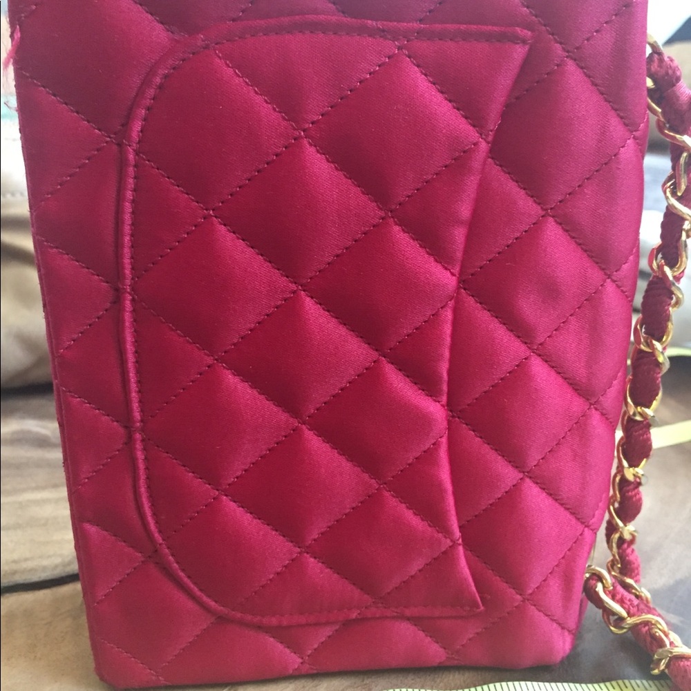 🔴🔴TRADED🔴🔴 Chanel red satin classic flap 24K - Picture 2 of 8